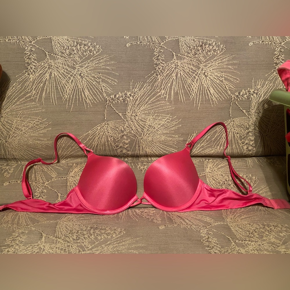 Victoria's Secret "Bomb Shell" Bra plunge ultimate push up pink